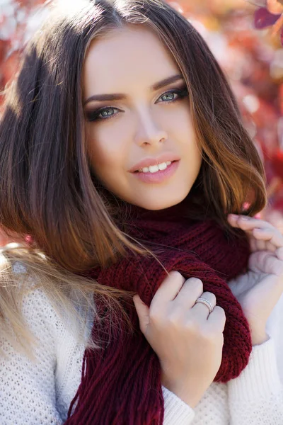 Retrato de mujer hermosa en el parque de otoño — Foto de Stock