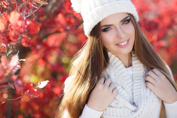 Retrato de mujer hermosa en el parque de otoño —  Fotos de Stock