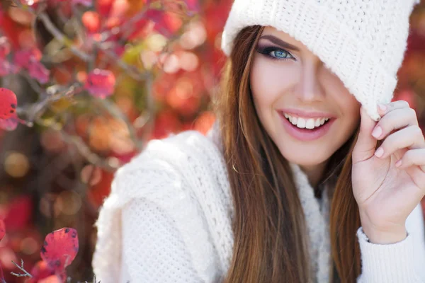Porträt einer schönen Frau im Herbstpark — Stockfoto