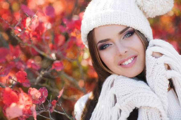 Retrato de mujer hermosa en el parque de otoño — Foto de Stock