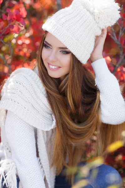 Gyönyörű nő portréja az őszi parkban — Stock Fotó