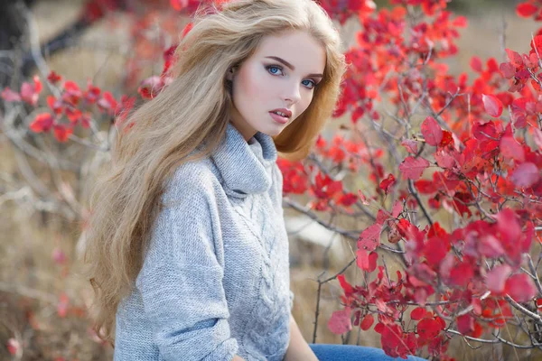 Schöne Frau im Herbstpark — Stockfoto