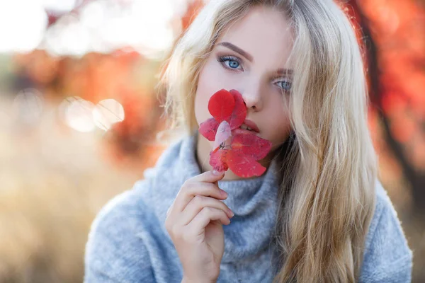 Schöne Frau im Herbstpark — Stockfoto