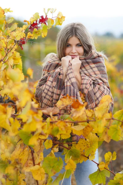 Portrait of woman in autumn vineyard — Stock Photo, Image