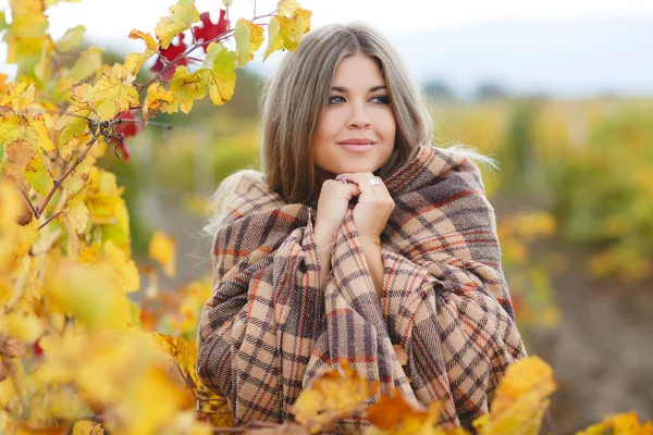 Portrait of woman in autumn vineyard — Stock Photo, Image