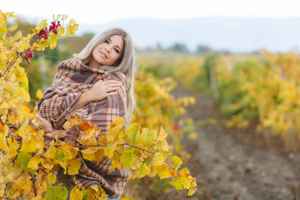 Portrét ženy v podzimní vinice — Stock fotografie