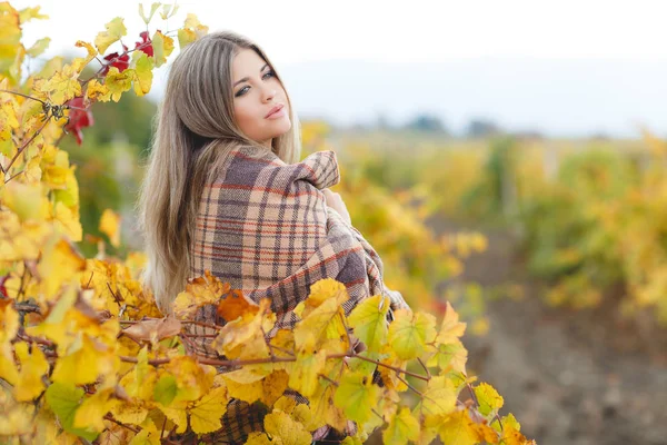 Portrait de femme dans le vignoble d'automne — Photo