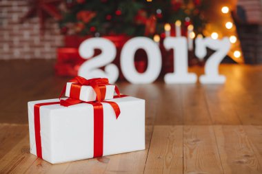 Noel hediyesi 2017 şenlikli bir Noel ağacı altında