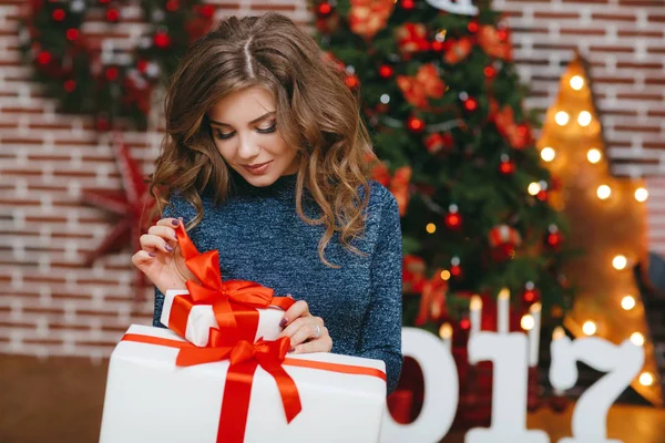 Menina com presente de Natal perto de bela árvore de Natal vestida — Fotografia de Stock