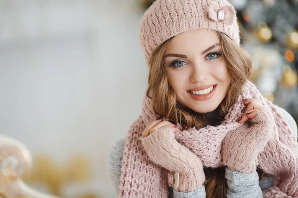 Uma mulher ruiva no chapéu rosa perto da árvore de Natal — Fotografia de Stock