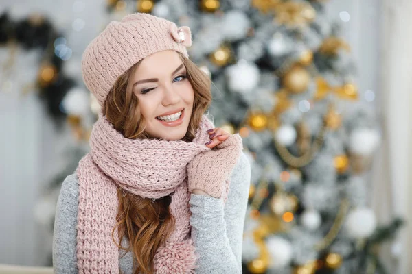 A red-haired woman in the pink hat near Christmas tree — Stock Photo, Image