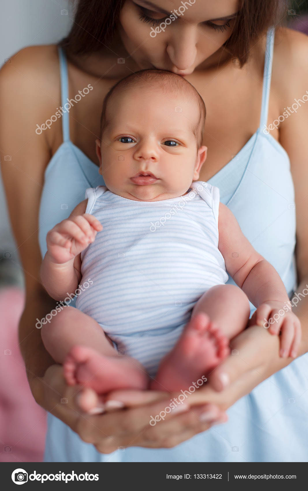 Jeune Mere Avec Bebe Dans Les Mains A La Maison Dans La Chambre Image Libre De Droit Par Golyak C