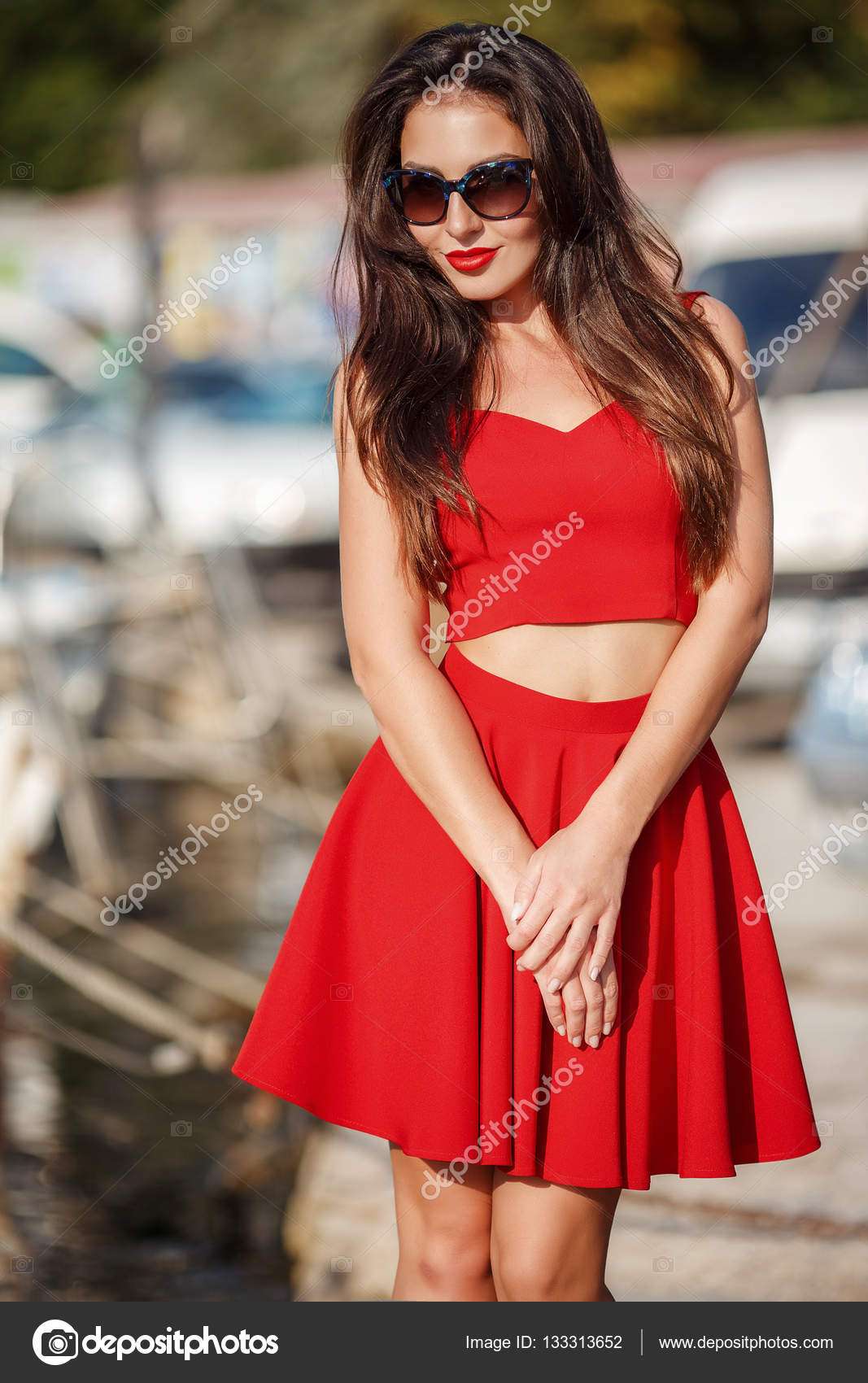 krasavitsa-bryunetka-s-shikarnoy-figuroy-foto-v-vode