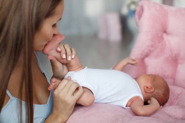 Annesi yeni doğan oğlunun ayak kisses