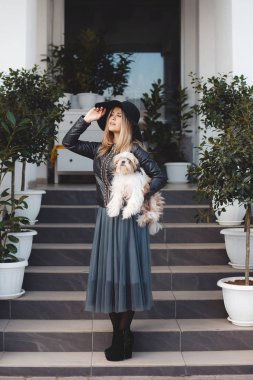 Şehir sokak küçük köpek ile kadın.