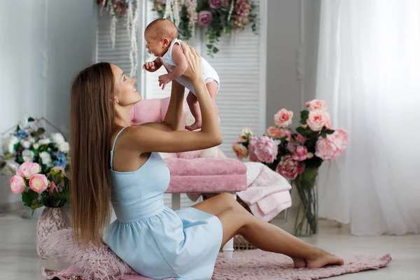Mutter spielt mit Neugeborenem auf dem Boden — Stockfoto