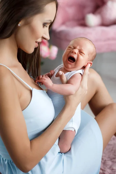 Bebê recém-nascido deitado no colo de sua mãe — Fotografia de Stock