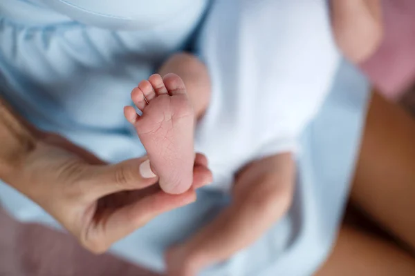 Fechar os pés do bebê e as mãos da mãe — Fotografia de Stock