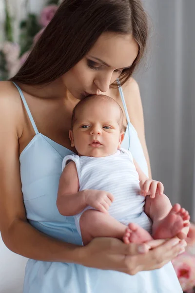Fiatal anya a csecsemő otthon a kezedben a hálószobában — Stock Fotó