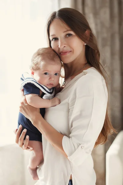 Retrato de madre y bebé felices . — Foto de Stock