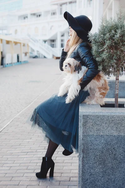 Mujer con perro pequeño en la calle de la ciudad . — Foto de Stock