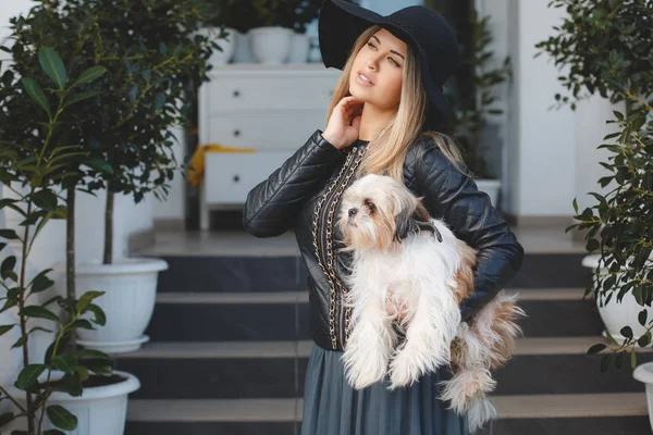 Vrouw met kleine hond in stad straat. — Stockfoto