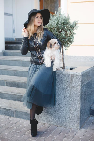 Mulher com cão pequeno na rua da cidade . — Fotografia de Stock