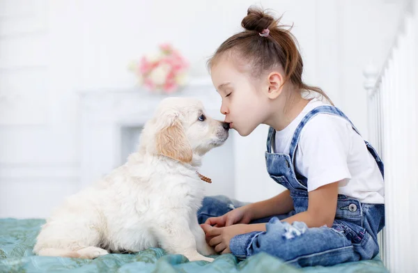 Liten flicka som leker med en valp Retriever — Stockfoto