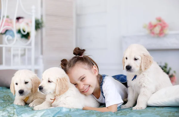 Kleines Mädchen spielt mit Welpen Retriever — Stockfoto