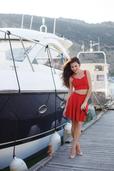 Portrait of a beautiful woman on the background of the sea and yachts — Stock Photo, Image