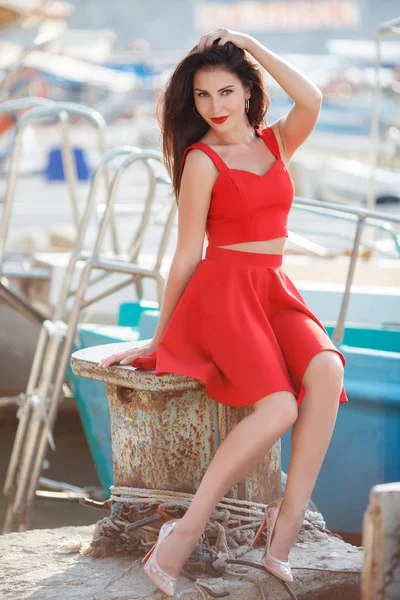 Portrait of a beautiful woman on the background of the sea and yachts — Stock Photo, Image