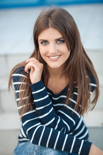 Retrato de primavera de una hermosa mujer al aire libre —  Fotos de Stock