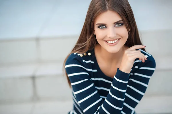 Spring portrait of a beautiful woman outdoors — Stock Photo, Image