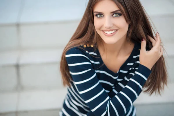 Retrato de primavera de uma mulher bonita ao ar livre — Fotografia de Stock