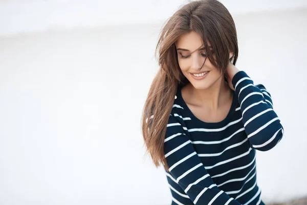 Spring portrait of a beautiful woman outdoors — Stock Photo, Image