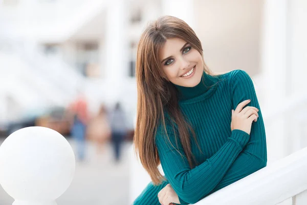 Frühlingsporträt einer schönen Frau im Freien — Stockfoto