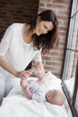 Şarj yeni doğan bebek anne yapar