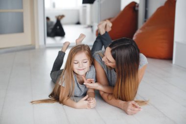 Anne ve kızı yerde yatarken ve birbirinize bakın