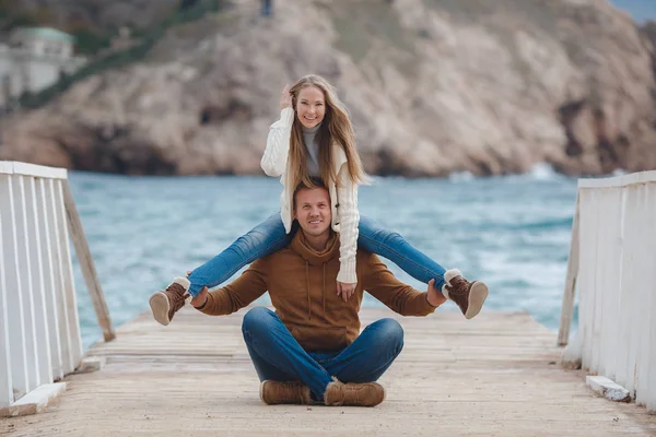 Para na drewnianym molo, w pobliżu morza w jesieni — Zdjęcie stockowe