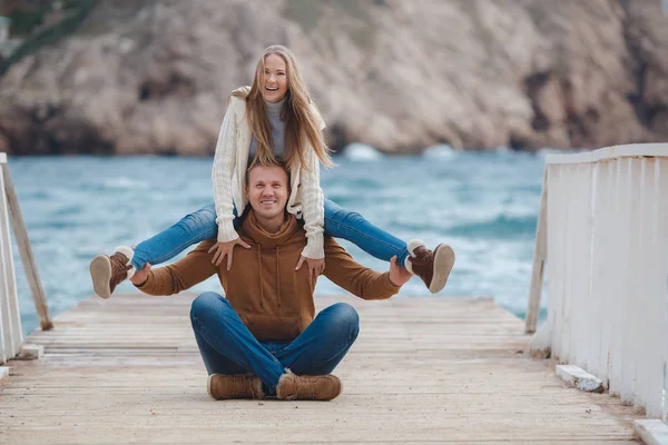 秋の海の近くに木製の桟橋上のカップル — ストック写真