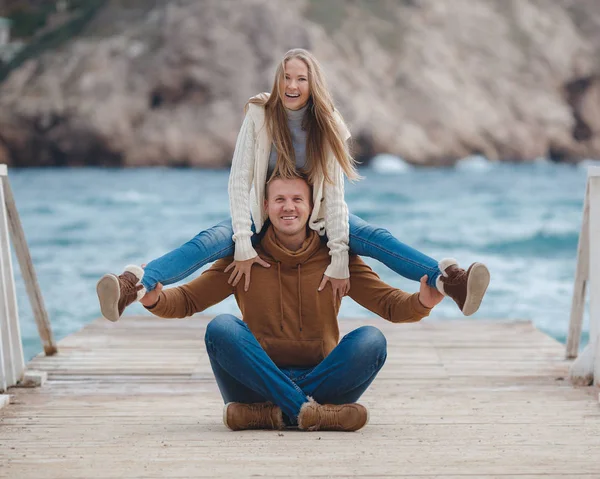 秋の海の近くに木製の桟橋上のカップル — ストック写真