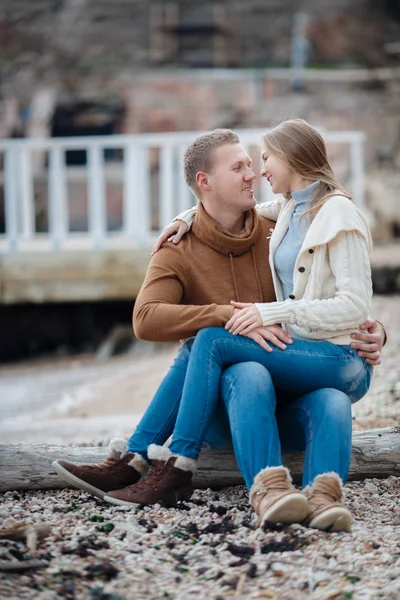 Ett ungt par i kärlek på stranden i höst — Stockfoto
