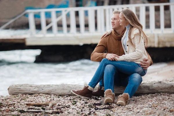 Ett ungt par i kärlek på stranden i höst — Stockfoto