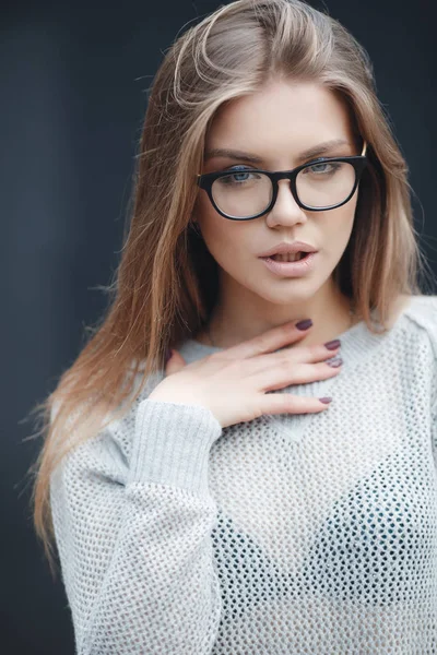 Porträt einer schönen Frau mit Brille auf grauem Hintergrund — Stockfoto