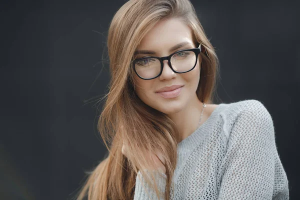 Retrato de mulher bonita em óculos no fundo cinza — Fotografia de Stock