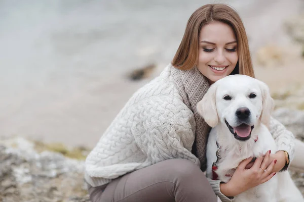 Женщина с собакой на берегу моря — стоковое фото