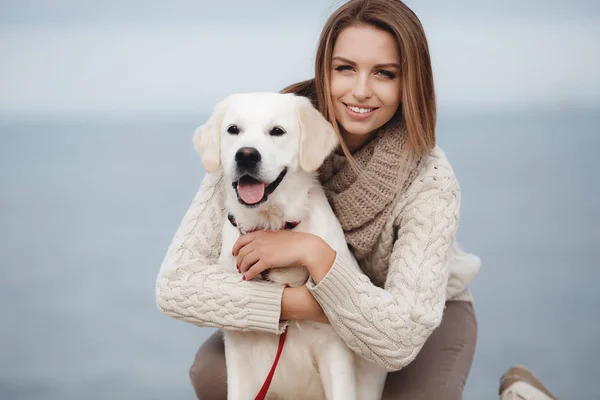 Женщина с собакой на берегу моря — стоковое фото