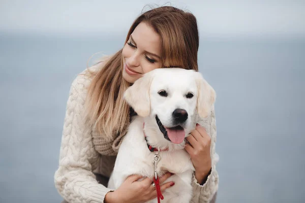 Kadın ile köpek deniz kıyısında — Stok fotoğraf