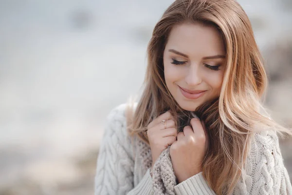 Autunno ritratto di bella donna vicino al mare — Foto Stock