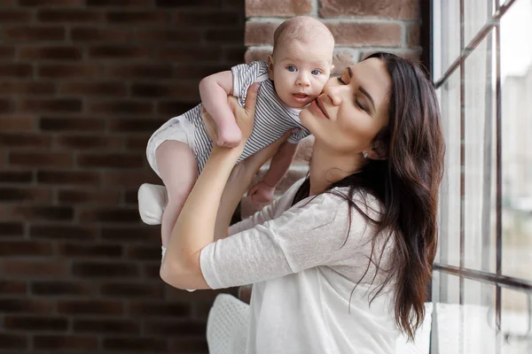 Portret van gelukkige moeder en baby — Stockfoto